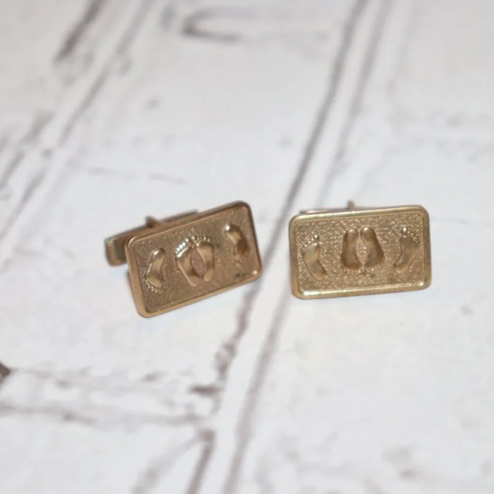 👣✨ Vintage Gold Footprint Cuff Links (1
